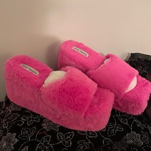 RARE Steve Madden NEVER WORN  hot pink fuzzy platform sandals sz 10. So soft.